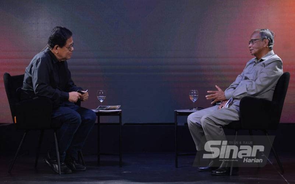 Program Bersama Tan Sri Johan Jaaffar menampilkan tetamu bekas Ketua Audit Negara, Tan Sri Ambrin Buang yang berlangsung di Kompleks Kumpulan Karangkraf pada hari ini. - Foto Sinar Harian ASRIL ASWANDI SHUKOR