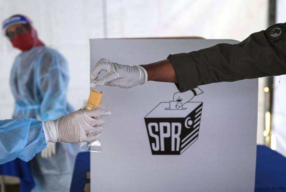 Mengundi adalah alat untuk memastikan pembangunan dan pemantapan seluruh aspek pemerintahan pentadbiran, penguatkuasaan dan pemantauan berjalan dengan berkesan.(Gambar hiasan) - Foto Bernama