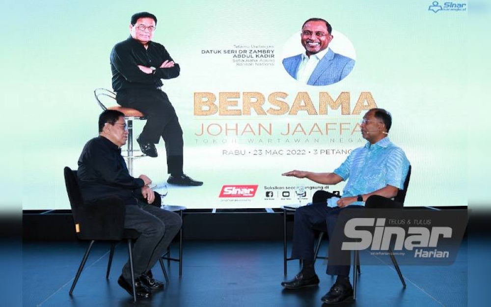 Zambry (kanan) ketika program Bersama Johan Jaaffar yang disiar secara langsung di Facebook Sinar Harian pada Rabu.