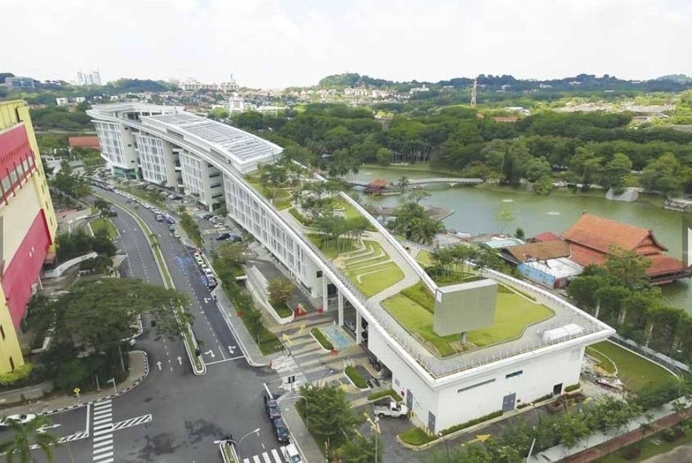 Bumbung hijau berupaya untuk mengurangkan kesan pulau haba bandar, melambatkan kadar pengaliran air hujan, mengurangkan pencemaran bunyi, meningkatkan kualiti udara dan biodiversiti, di samping membantu meningkatkan kadar penyerapan karbon dioksida oleh tumbuh-tumbuhan yang terdapat di bumbung hijau.