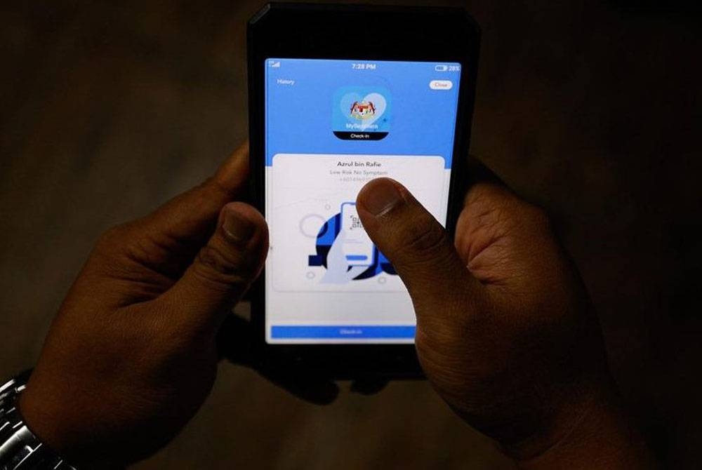 Aplikasi MySejahtera telah dimanfaat setiap rakyat Malaysia daripada kanak-kanak, remaja, dewasa sehingga warga emas dan sebanyak 70 peratus daripada populasi negara telah menggunakan aplikasi itu sejak April 2020. - Foto Bernama