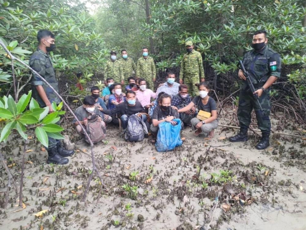 (Mohon blurkan muka PATI)
Sindiket mengambil kesempatan untuk mengaut keuntungan dengan menyeludup masuk PATI melalui laluan tidak sah. 