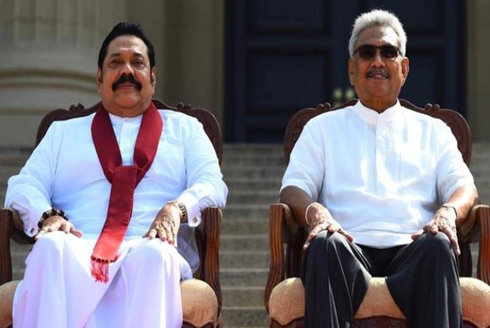 Presiden Sri Lanka, Gotabaya Rajapaksa (kanan) dan abangnya, Perdana Menteri, Mahinda Rajapaksa diminta berundur dari arena politik negara itu. - Foto AFP