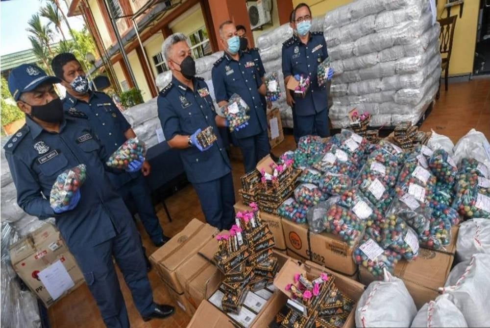 Sebahagian mercun yang berjaya dirampas pihak kastam.