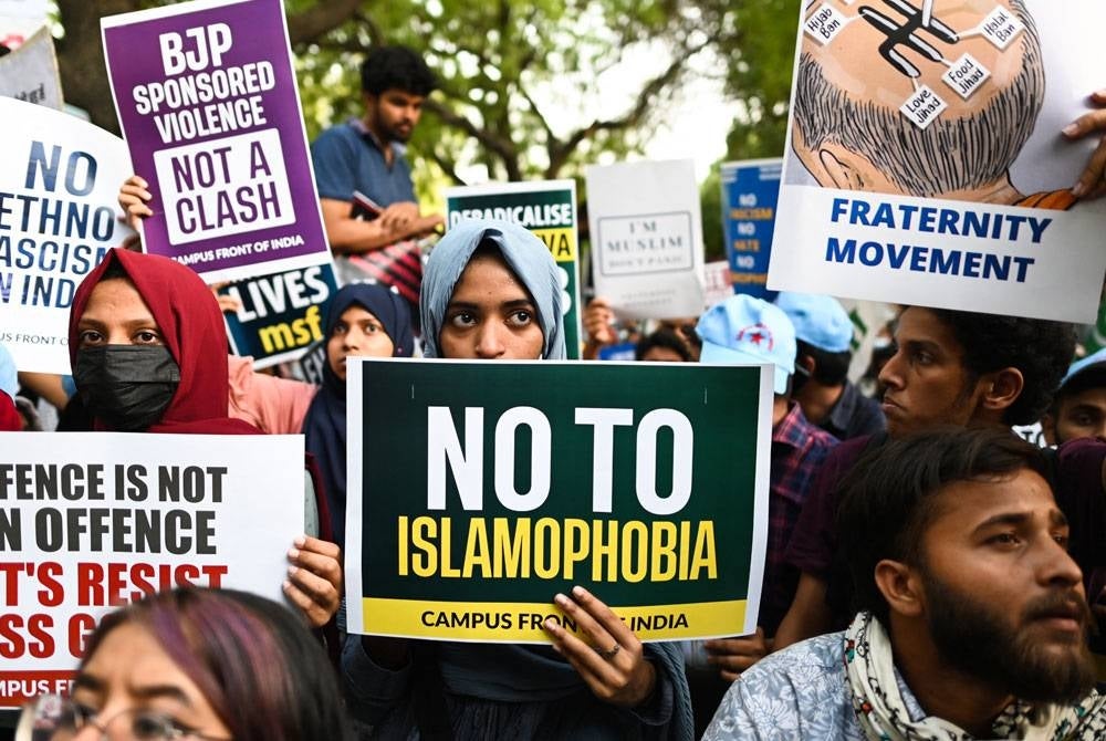 Aktivis dan komuniti Muslim mengadakan demonstrasi menentang jenayah kebencian dan keganasan terhadap orang Islam di New Delhi. - AFP