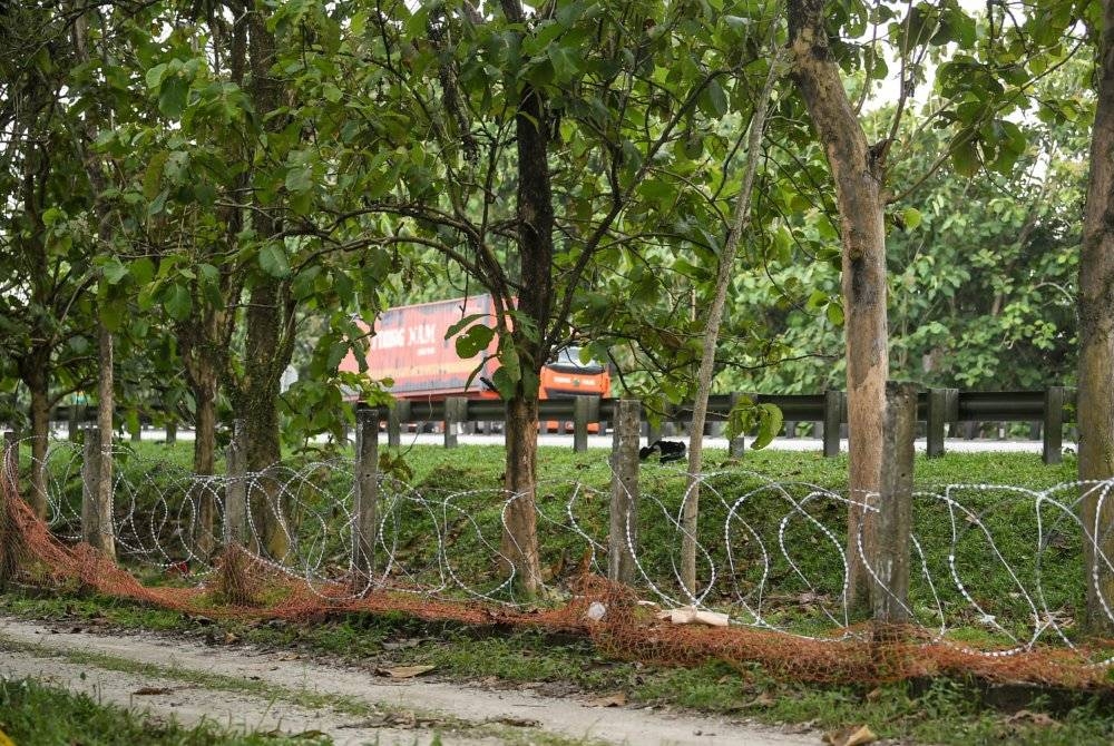 Sebahagian pagar berhampiran Lebuhraya Utara-Selatan roboh selepas ratusan pelarian Rohingya yang merupakan tahanan di Depot Imigresen Sementara Sungai Bakap yang terletak di Jalan Besar Relau di Bandar Baharu di Kedah melarikan diri. - Foto Bernama