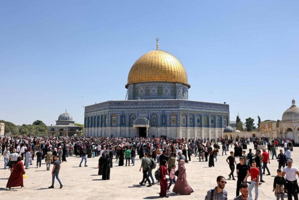 Kawasan pekarangan Masjid al-Aqsa kerap kali diganggu dengan insiden keganasan oleh polis Israel. - AFP