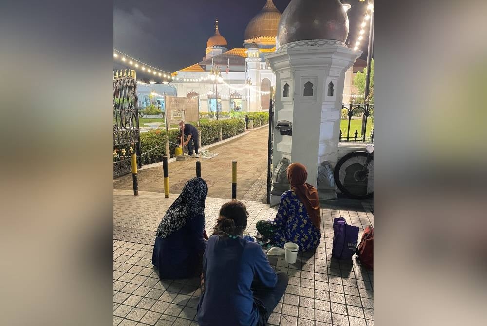 Ana (tengah) bersama Noresah (kanan) menjadikan Masjid Kapitan Keling sebagai tempat untuk mengemis.