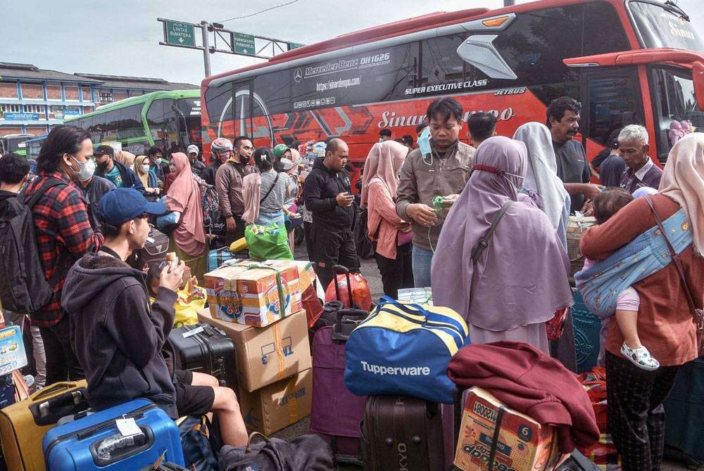 Penumpang bas antara bandar berkumpul di sebuah terminal di Bekasi. Data terbaharu menunjukkan jumlah penumpang bas sempena 'mudik' berada pada tahap pra pandemik.