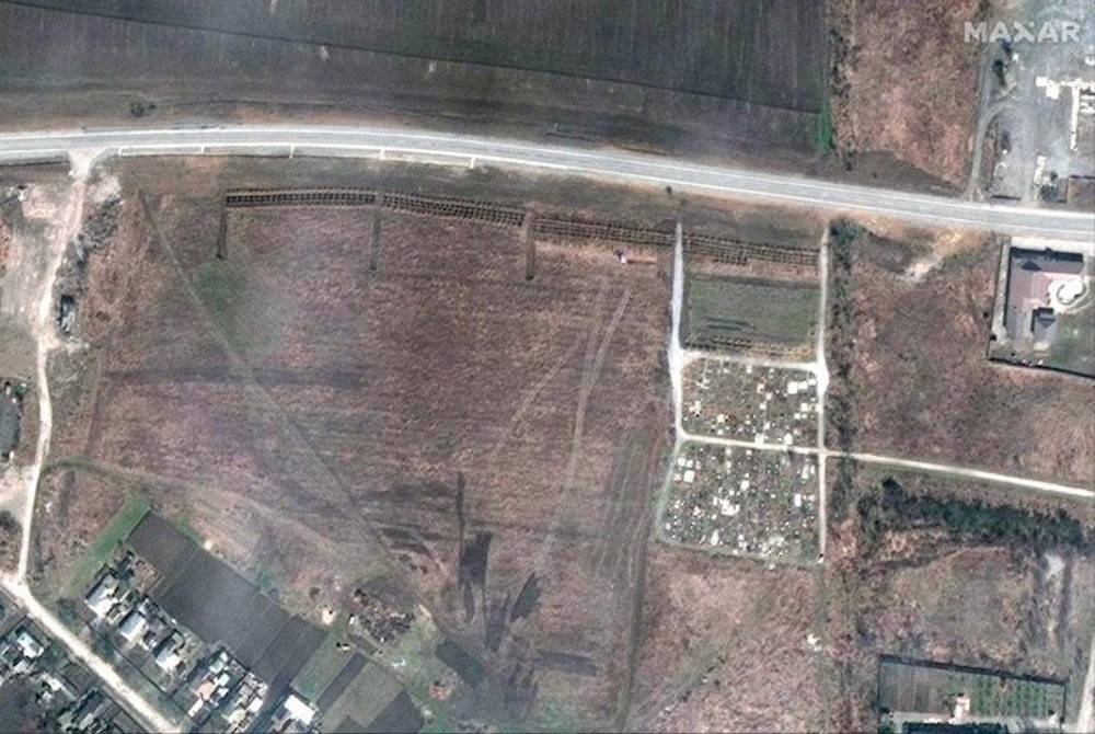 Gambar satelit yang menunjukkan lokasi kawasan perkuburan besar-besaran di Manhush, Ukraine.