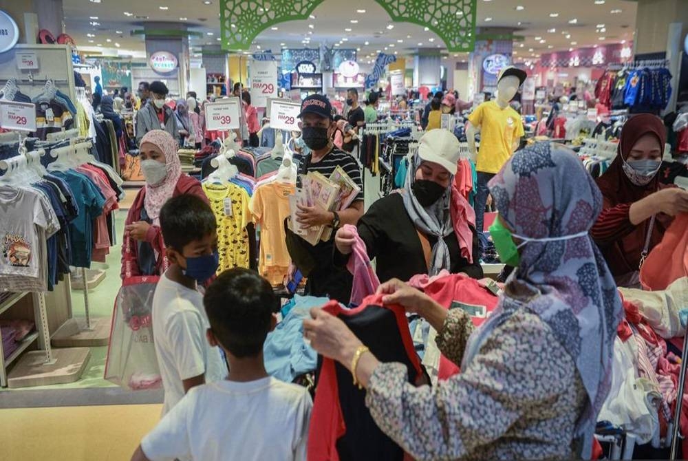 Orang ramai ketika membuat persiapan di saat-saat akhir menjelang Hari Raya Aidilfitri. - Foto Bernama