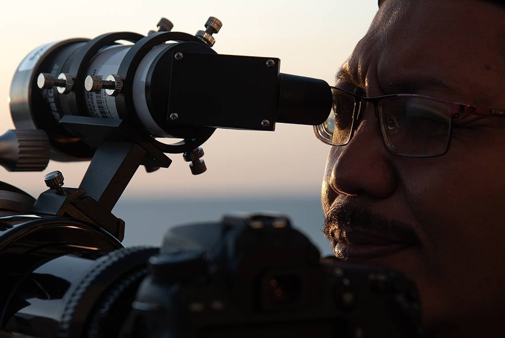 Ahli Jawatankuasa Melihat Anak Bulan Wilayah Persekutuan Labuan melakukan cerapan bagi melihat anak bulan untuk menetapkan tarikh 1 Syawal 1443H bagi menyambut Aidilfitri. - Foto Bernama