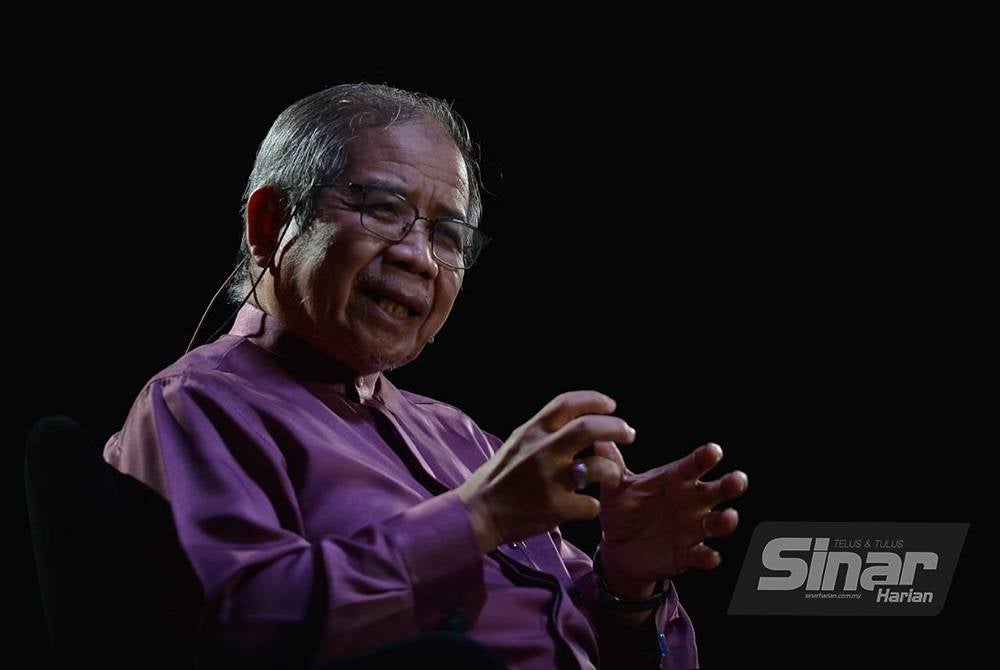 Profesor Datuk Seri Dr Awang Sariyan sewaktu menjadi tetamu dalam Program Bersama Johan Jaaffar yang berlangsung di Kompleks Kumpulan Karangkraf pada Rabu.