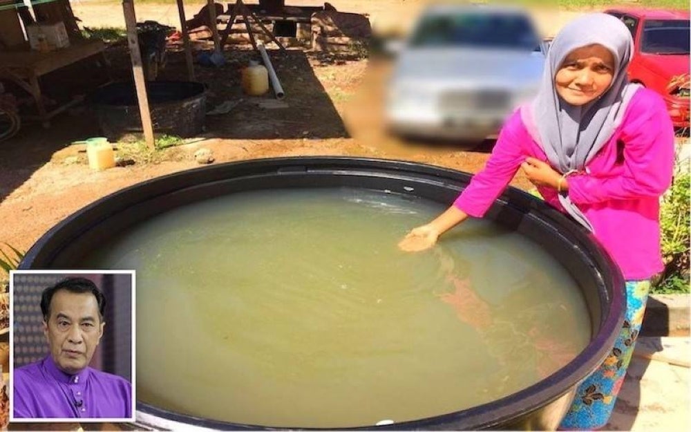 Penduduk di Dabong, Kuala Krai menunjukkan air sungai yang digunakan oleh mereka setiap hari kerana tiada bekalan air bersih. GAMBAR KECIL: HUSSAM