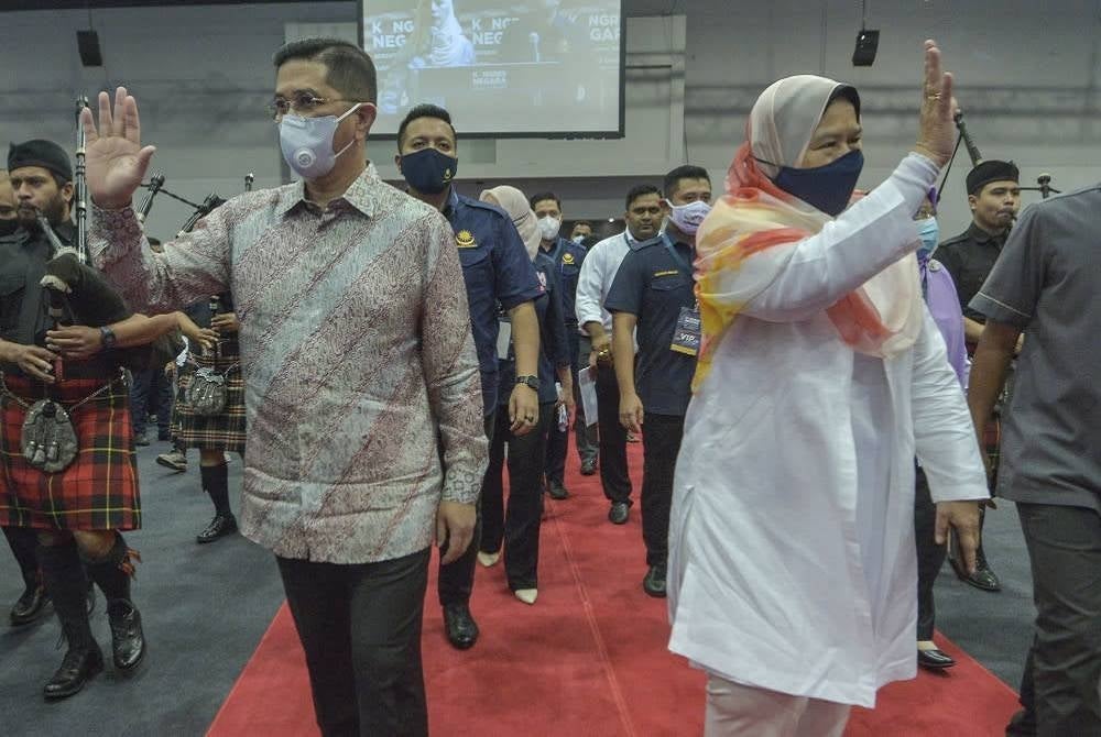 Selepas Zuraida (kanan) mengesahkan penyertaan ke dalam PBM pada Khamis, kini tumpuan rakyat terarah kepada Mohamed Azmin sama ada beliau akan mengikut jejak langkah politik yang sama dalam masa terdekat.