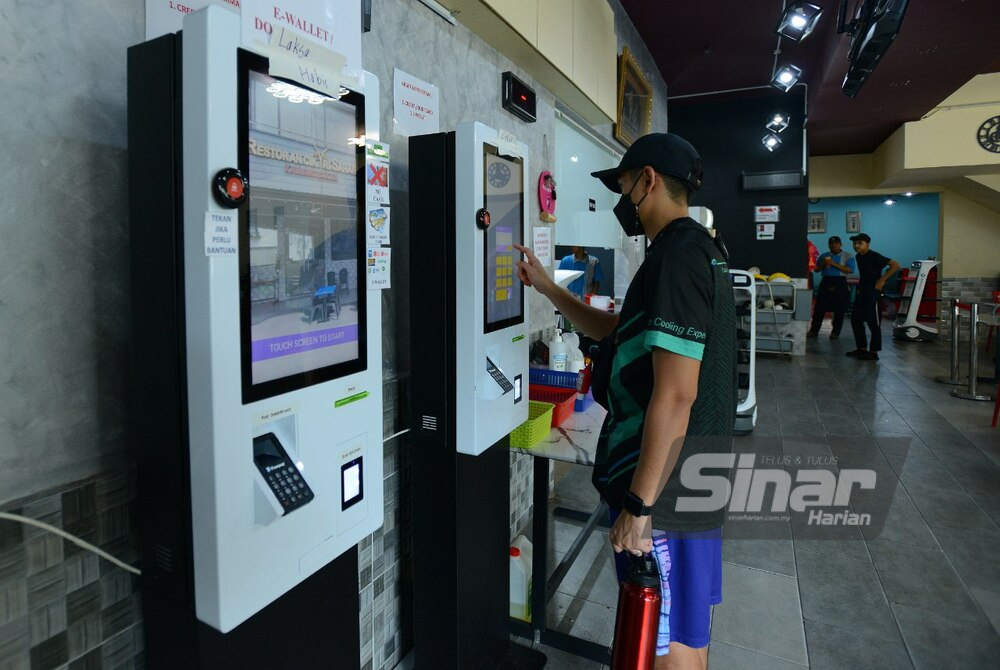Penggunaan mesin ketika memesan makanan dan minuman di restoran dijangka diperluaskan pada masa hadapan. - FOTO MOHD HALIM ABDUL WAHID