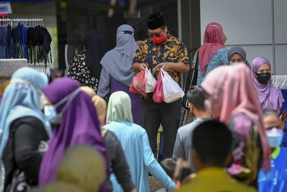 Rakyat Malaysia diingatkan supaya mengawal perbelanjaan dan fokus kepada keperluan bagi menghadapi kenaikan kos sara hidup.