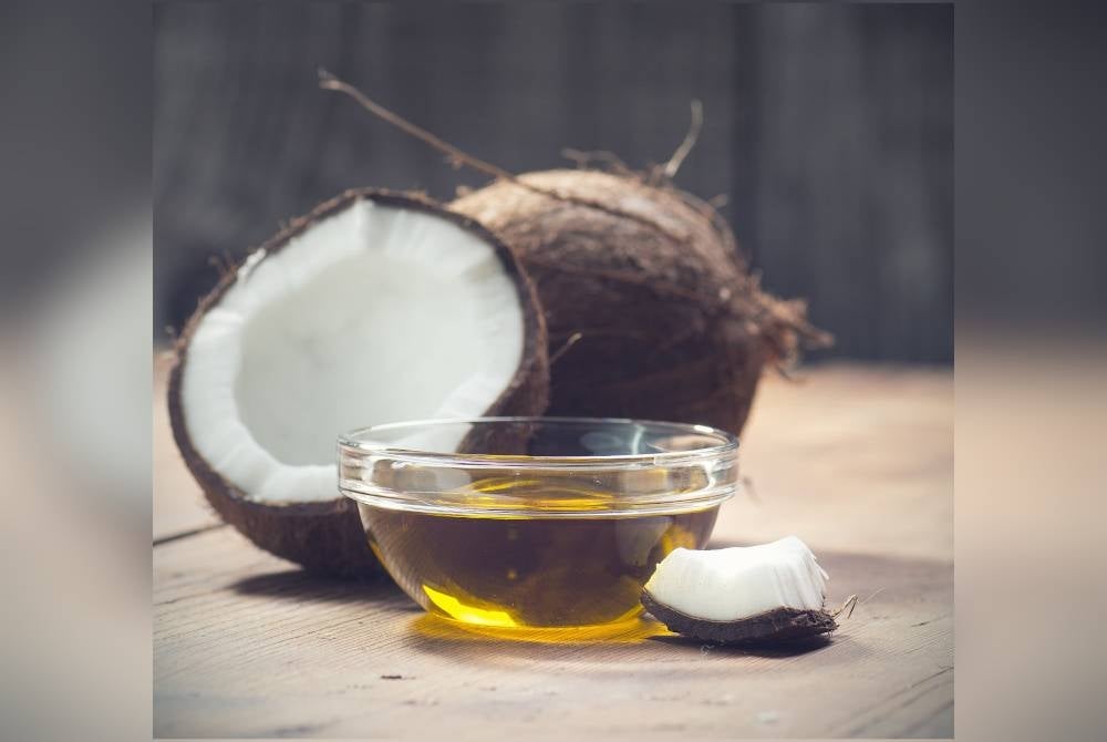 Ada baiknya negara kita memikirkan alternatif lain kepada minyak sawit iaitu kembali kepada minyak kelapa. - Foto 123RF
