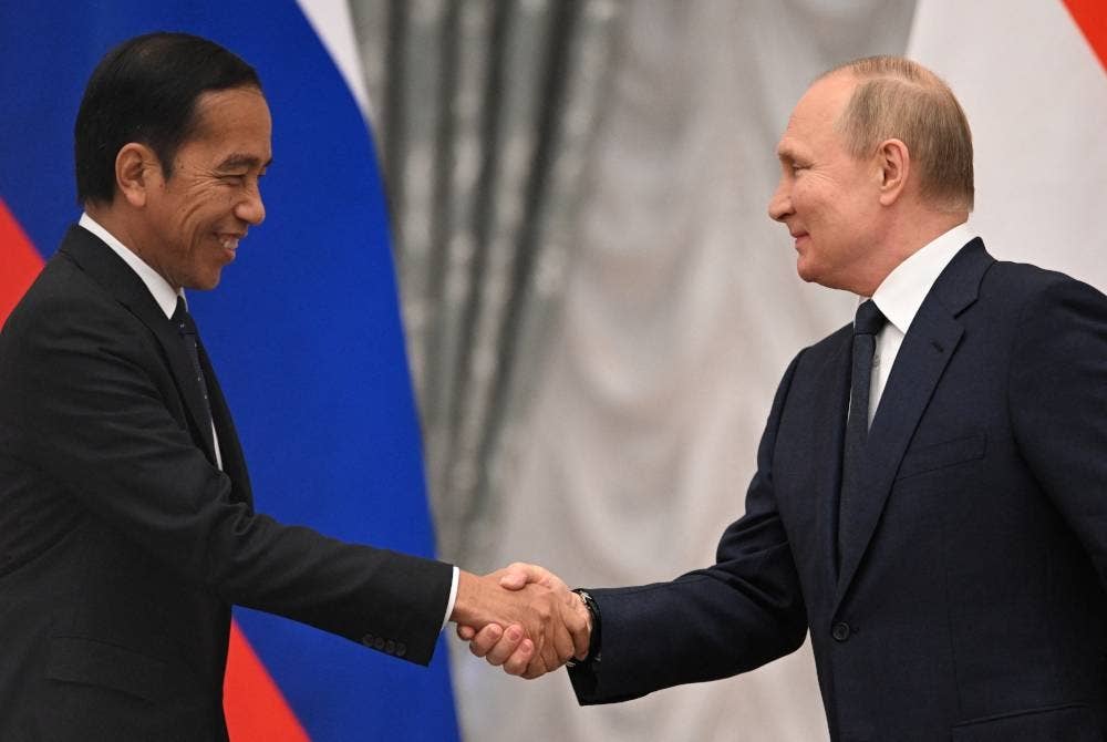 Jokowi semasa pertemuan dengan Vladimir Putin di Moscow.