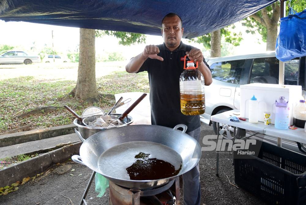 Peniaga, Mohd Hasrul Mohd Ibrahim, 37, sedang melakukan persiapan untuk memulakan perniagaan 'tauhu bunga' di Taman Pelangi Semenyih ketika tinjauan Sinar Harian pada Sabtu. - Foto Sinar Harian MOHD HALIM ABDUL WAHID
