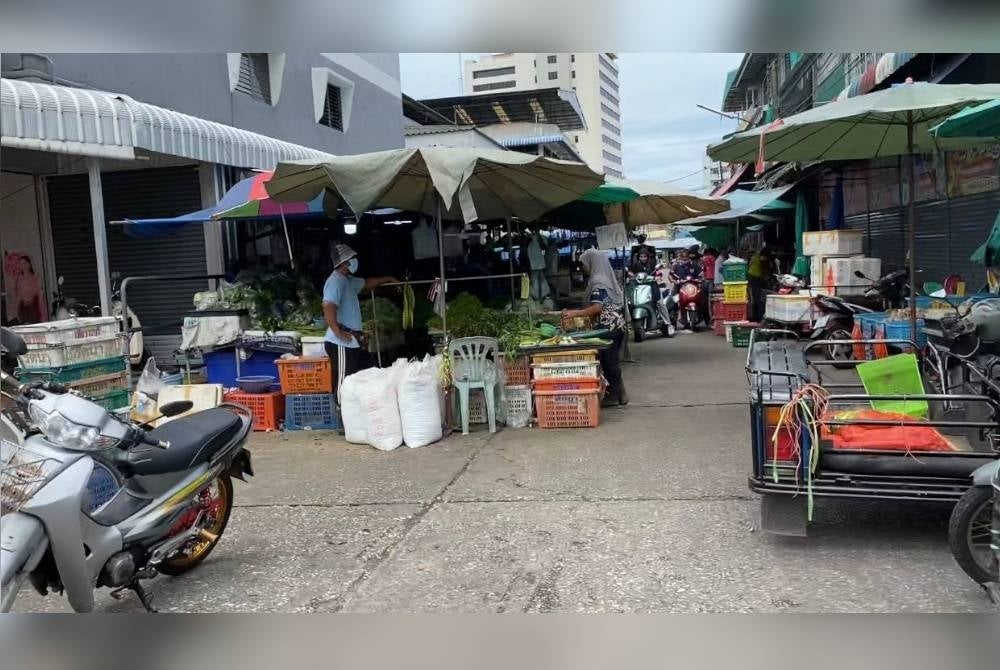 Peniaga di Sungai Golok berhati-hati dalam percakapan mereka ketika ditanya mengenai minyak masak peket dari Malaysia.