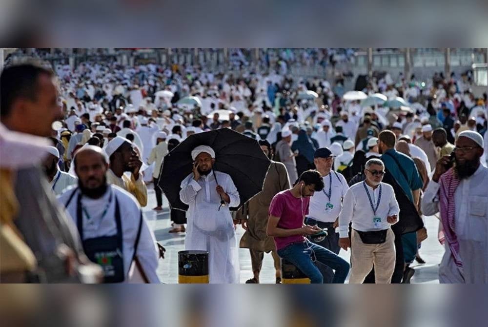 Sejumlah umat Islam berada di luar Masjidilharam, Mekah pada 5 Julai lalu. - Foto AFP