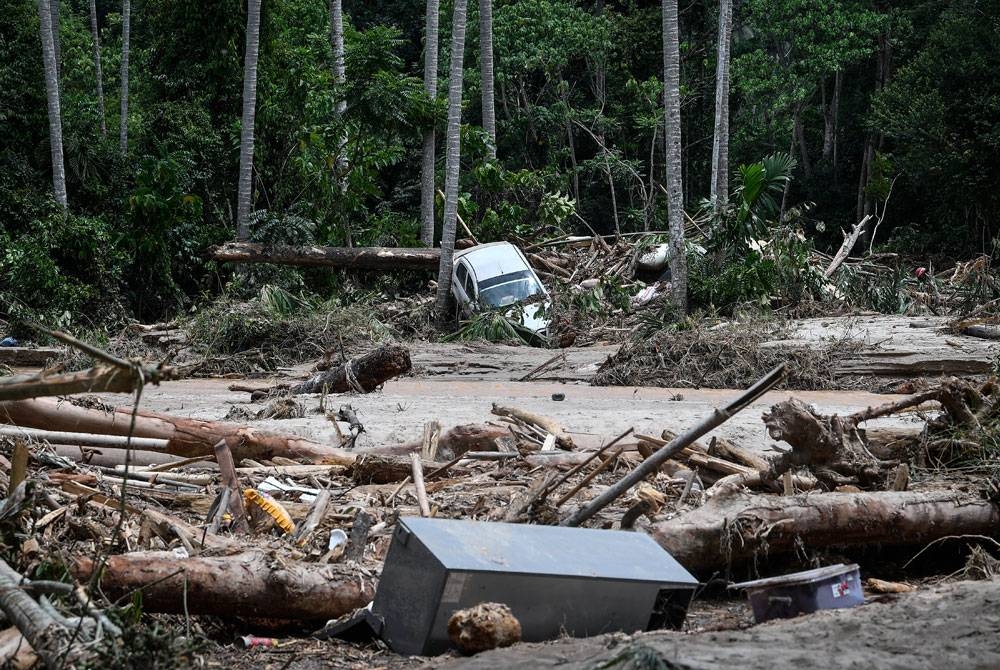 Kerosakan harta benda dan kemusnahan alam sekitar yang berlaku di Kampung Iboi, Baling selepas dilanda banjir lumpur serta kepala air pada petang Isnin.