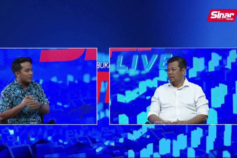 Mohd Razlan (kanan) dalam program Sinar Live yang bertajuk 'UMNO Vs Pembelot' pada Khamis.