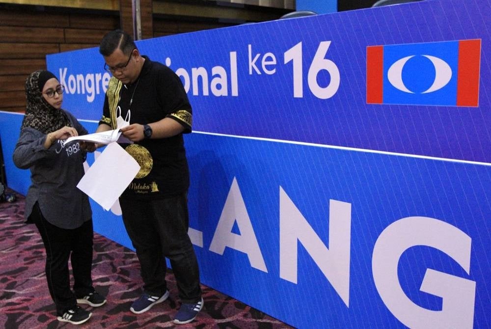 Petugas sedang melakukan persiapan akhir sebelum kongres berlangsung pada hari ini hingga Ahad.