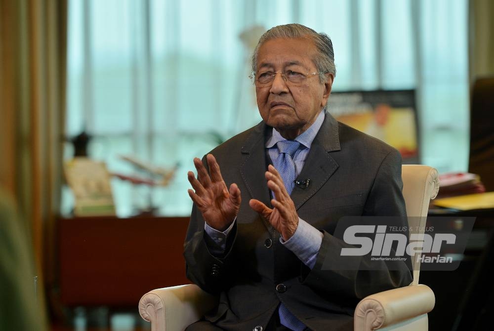 Tun Dr Mahathir Mohamad bercakap dalam wawancara eksklusif bersama Sinar Harian dia pejabatnya di Yayasan al-Bukhary pada Rabu. - Foto Sinar Harian / MOHD HALIM ABDUL WAHID.
