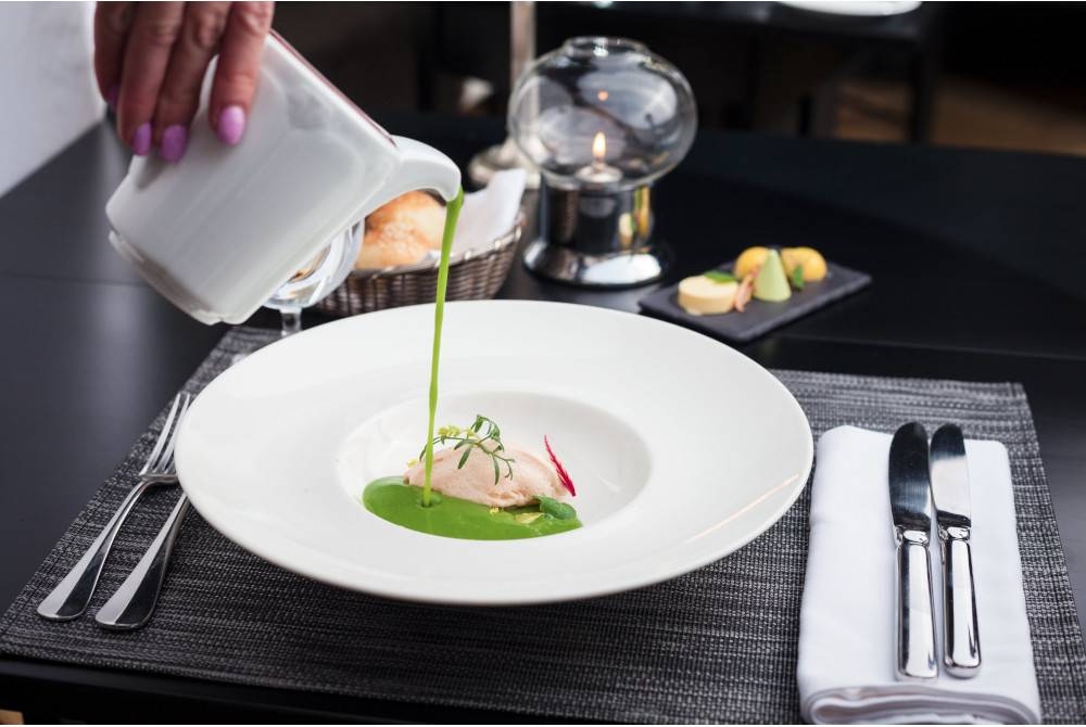 Di saat beribu sedang bergelut dengan isu harga barang naik dan isu makanan mampu makan, ada beribu lagi yang mampu menikmati makanan dan hidangan ‘mewah’. - Foto 123RF