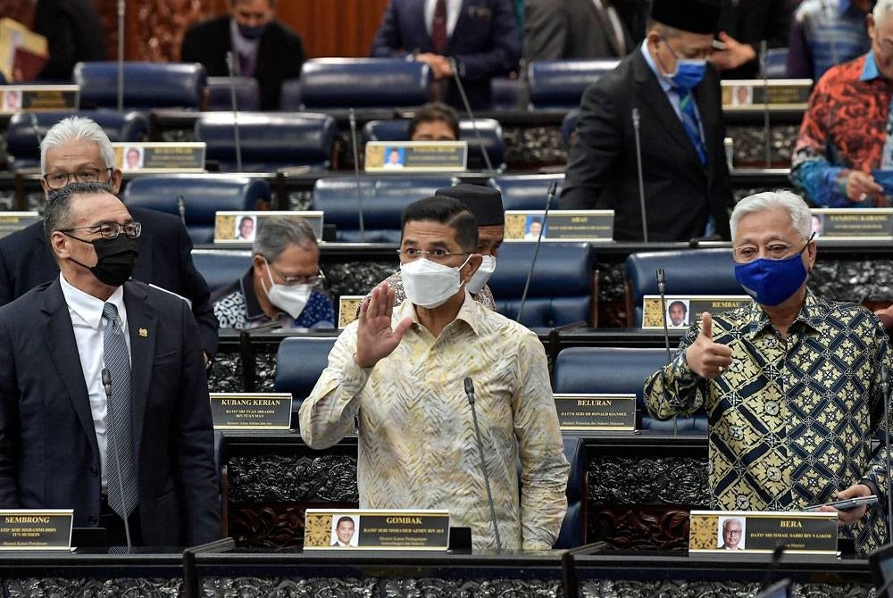 Ismail Sabri (kanan) menunjukkan isyarat bagus selepas Rang Undang-Undang RUU) Perlembagaan (Pindaan) (No 3) 2022 berkaitan larangan ahli Parlimen bertukar parti, diluluskan di Dewan Rakyat pada Khamis.