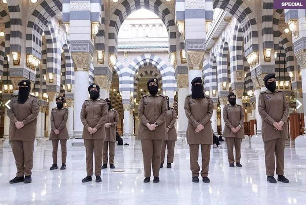 Pengurusan di Masjid Nabawi di Madinah turut melibatkan khidmat golongan wanita. - Foto Arab News