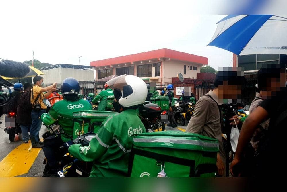 Gerakan solidariti penghantar makanan melakukan boikot selama sehari pada Jumaat lalu susulan kadar upah mereka dikurangkan oleh syarikat penyedia perkhidmatan.