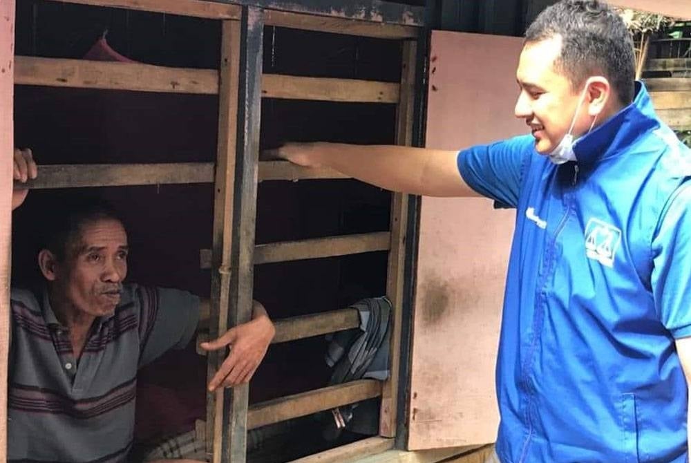 Ketua Pemuda UMNO Pekan, Datuk Mohd Nizar Najib bertanya khabar penduduk Pekan. - Foto Facebook Mohd Nizar
