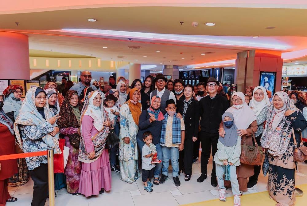 Orang ramai mengambil peluang bergambar bersama Hattan serta penerbit, Saraleana Nattaya Azmi dan pengarah, CL Hor ketika menonton filem Gadis Jolobu di Seremban baru-baru ini.