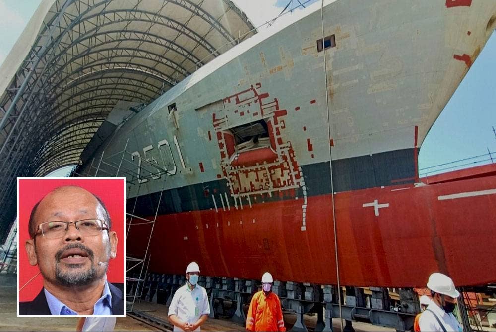 Media dibawa meninjau perkembangan pembinaan LCS 1. Gambar kecil: Muhammad Fuad