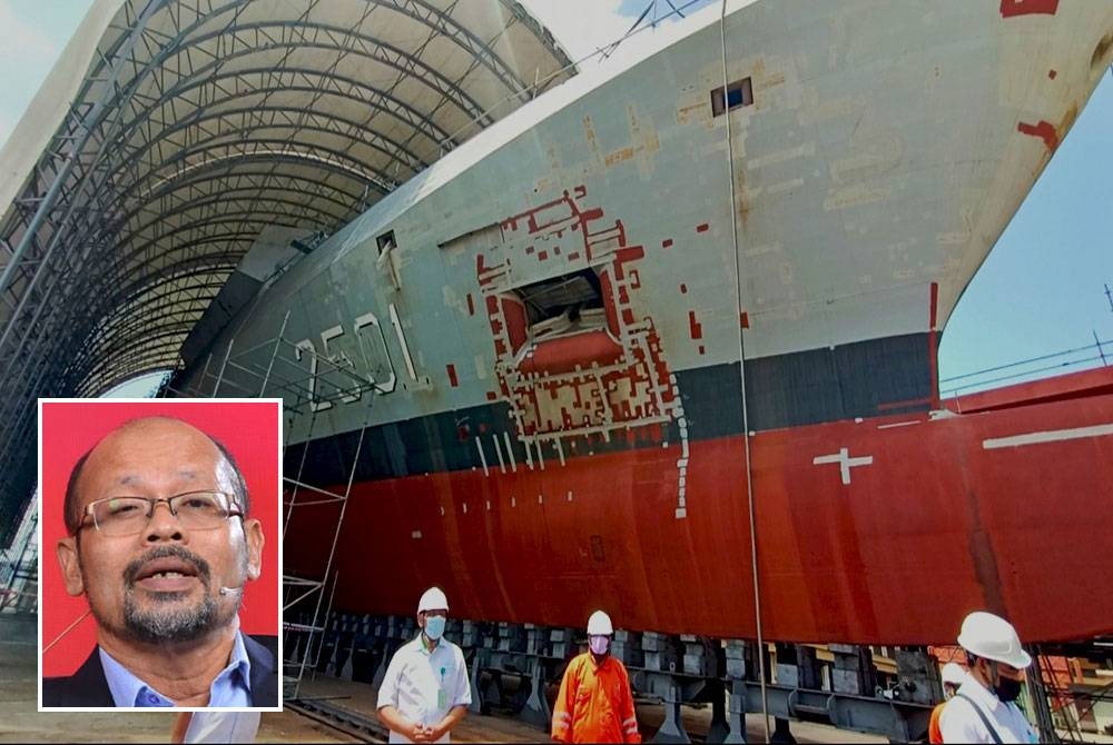 Media dibawa meninjau perkembangan pembinaan LCS 1. Gambar kecil: Muhammad Fuad