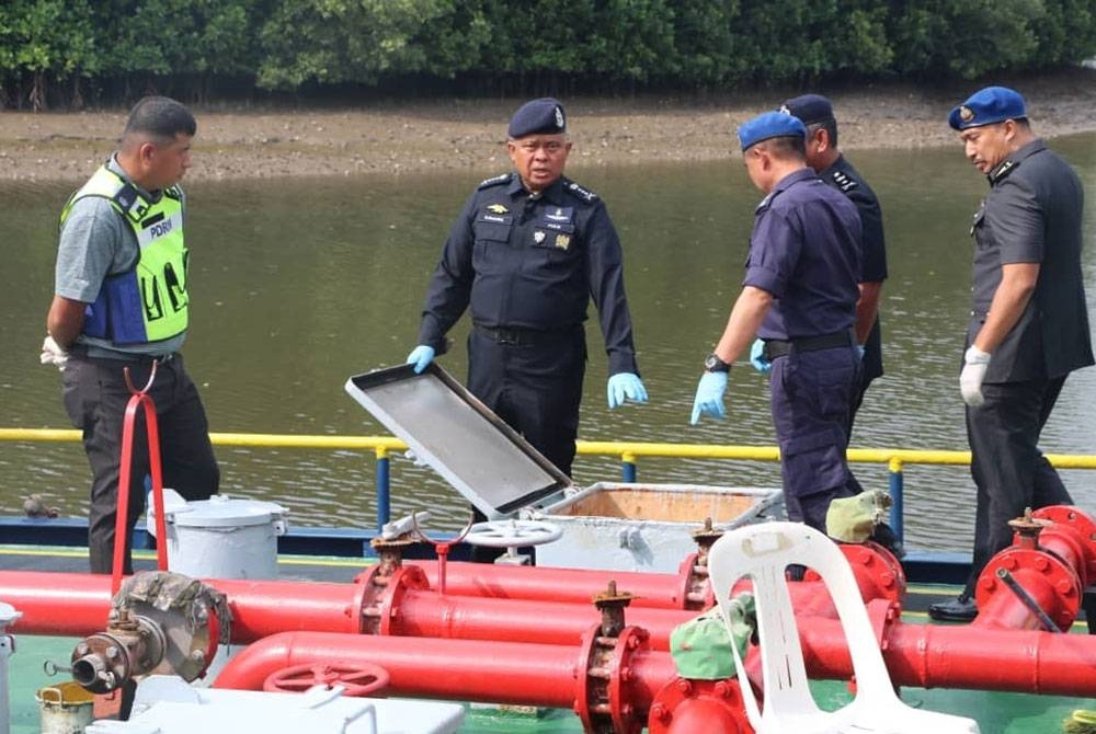 Polis Johor menyita peralatan yang digunakan untuk kegiatan penyelewengan diesel.