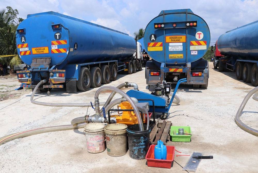 Antara lori tangki yang disita.