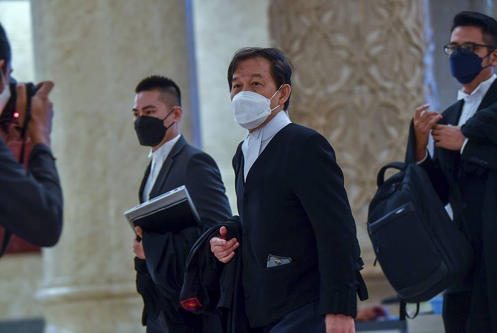 Peguam yang mewakili Datuk Seri Najib Tun Razak, Hisyam Teh Poh Teik (tengah) hadir di pekarangan Istana Kehakiman. -Foto Bernama