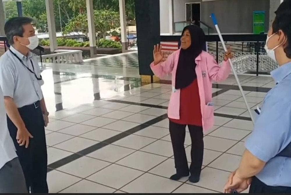 Kepetahan 'mak cik cleaner’ di Masjid Negara, Kuala Lumpur yang bertutur bahasa Jepun, Inggeris dan Melayu tersebar di media sosial minggu ini.