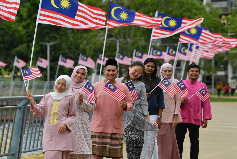 Kemeriahan sambutan Hari Kebangsaan ke-65 dapat dirasai seluruh Keluarga Malaysia dengan kibaran megah Jalur Gemilang. - Foto Bernama 