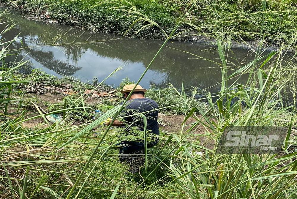 Krew Sinar Premium melakukan siri pemantauan selama beberapa bulan di Sungai Rambai bagi memastikan sama ada pencemaran di sungai ini adakah secara berkala atau berterusan.