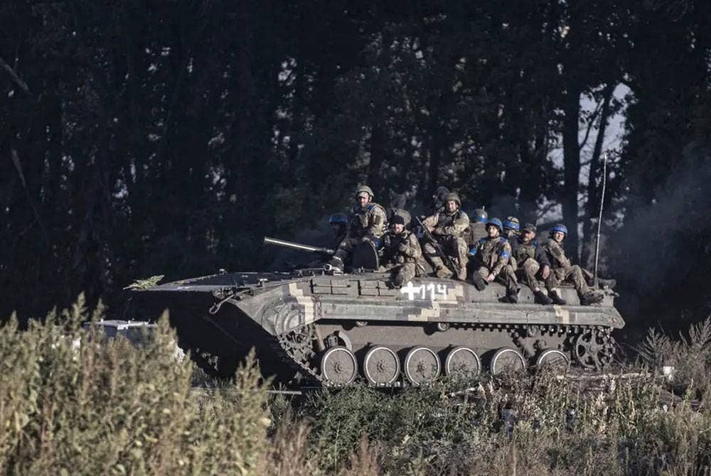 Tentera Ukraine berjaya menawan semula bandar-bandar di Kharkiv. - Foto AFP