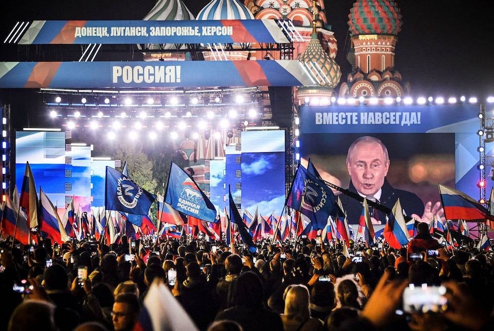 Penduduk bersorak ketika Putin mengumumkan empat wilayah Ukraine menjadi milik Rusia.