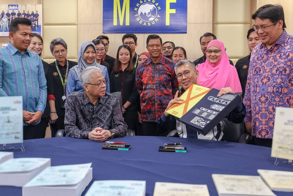 Ismail Sabri menyaksikan Menteri Kewangan, Tengku Datuk Seri Zafrul Tengku Abdul Aziz memasukkan laporan pembentangan Bajet 2023 semasa melakukan tinjauan persiapan penyediaan Bajet 2023 di Perbendaharaan, Kompleks Kementerian Kewangan pada Khamis. - Foto Bernama