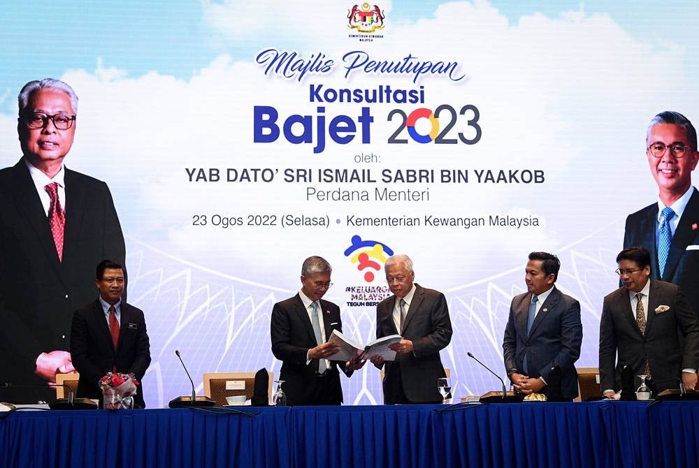 Perdana Menteri, Datuk Seri Ismail Sabri Yaakob (tengah) bersama Menteri Kewangan, Tengku Datuk Seri Zafrul Abdul Aziz (dua, kiri) melihat buku laporan pada Majlis Penutup Konsultasi Bajet 2023 pada Khamis. - Foto Bernama