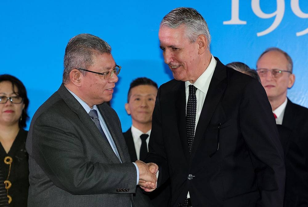 Saifuddin berbual bersama Duta Besar Jerman ke Malaysia Dr Peter Blomeyer ketika Sambutan Hari Perpaduan Jerman di Depot Keretapi Tanah Melayu (KTM) pada 4 Oktober lalu. - Foto Bernama