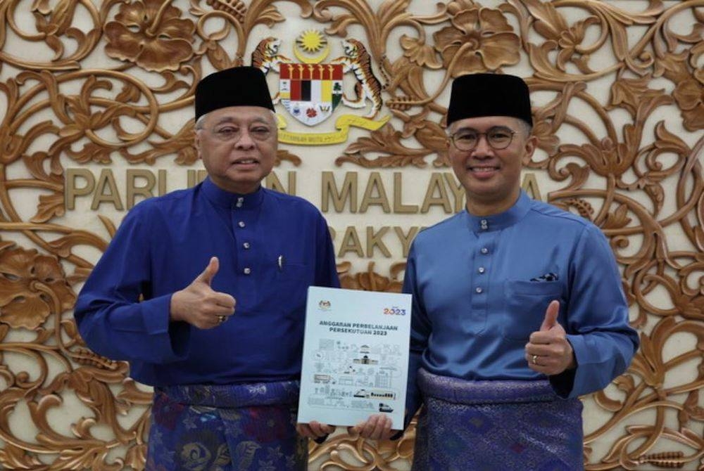 Perdana Menteri, Datuk Seri Ismail Sabri Yaakob (kiri) bersama Tengku Zafrul menunjukkan buku Anggaran Perbelanjaan Persekutuan 2023 selepas pembentangan Bajet 2023 di Parlimen pada Jumaat. - Foto Bernama